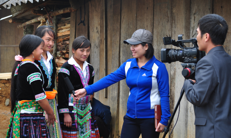 Chuy&ecirc;n chở t&igrave;nh y&ecirc;u cuộc sống v&agrave;o trang viết