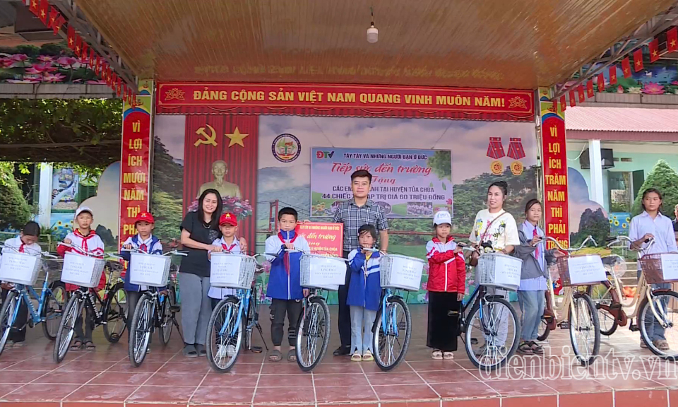Tặng xe đạp cho học sinh c&oacute; ho&agrave;n cảnh kh&oacute; khăn tại huyện Tủa Ch&ugrave;a