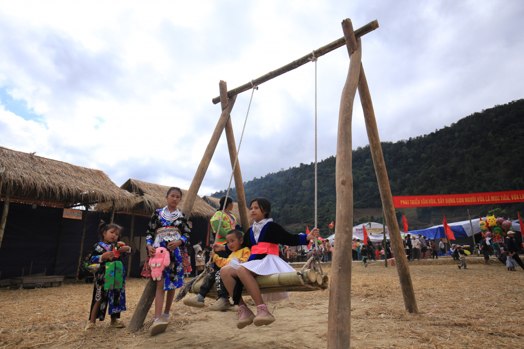 Giao lưu văn h&oacute;a d&acirc;n tộc M&ocirc;ng huyện Điện Bi&ecirc;n lần thứ V
