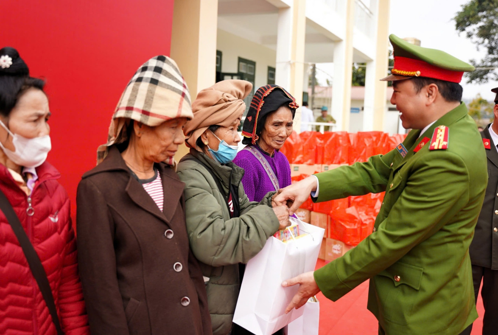 C&ocirc;ng an tỉnh tổ chức chương tr&igrave;nh Sắc xu&acirc;n bi&ecirc;n giới - An ninh vững bền