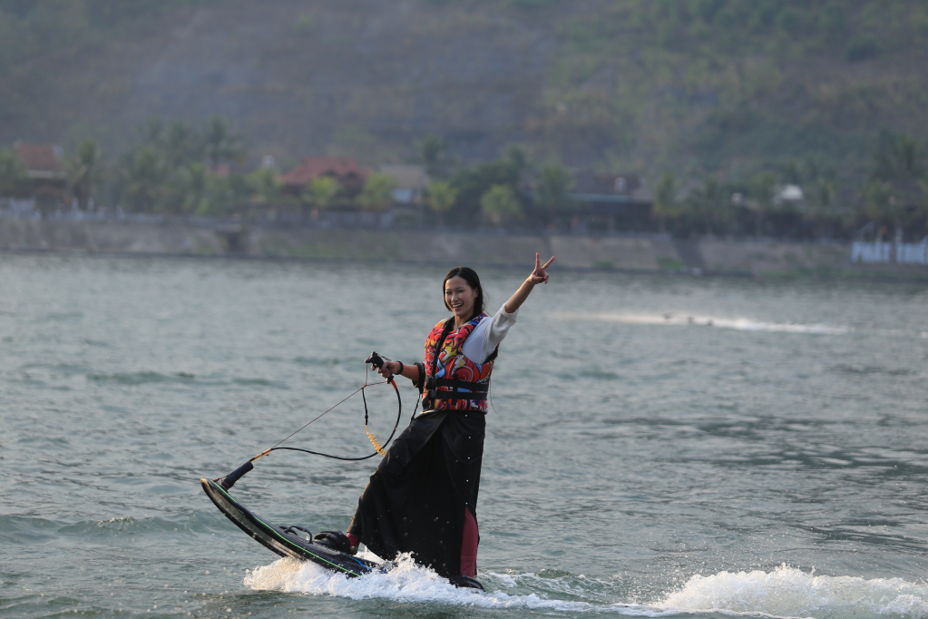 Hấp dẫn lướt v&aacute;n phản lực