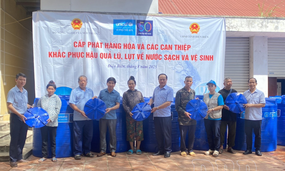 Hỗ trợ can thiệp về nước sạch, vệ sinh cho người d&acirc;n v&ugrave;ng lũ