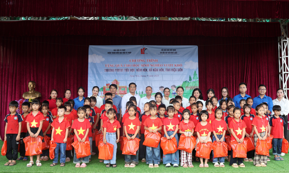 Nhiều phần qu&agrave; tặng học sinh x&atilde; Nậm N&egrave;n