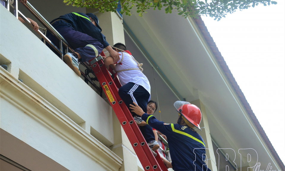 Hơn 1.400 người trải nghiệm chữa ch&aacute;y v&agrave; cứu nạn, cứu hộ