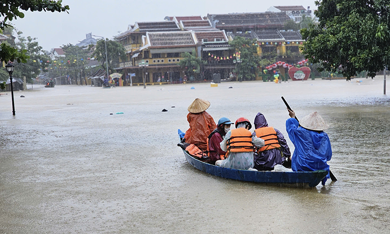 Bộ Ch&iacute;nh trị y&ecirc;u cầu nhanh ch&oacute;ng khắc phục hậu quả do B&atilde;o số 12 v&agrave; mưa, lũ sau b&atilde;o g&acirc;y ra