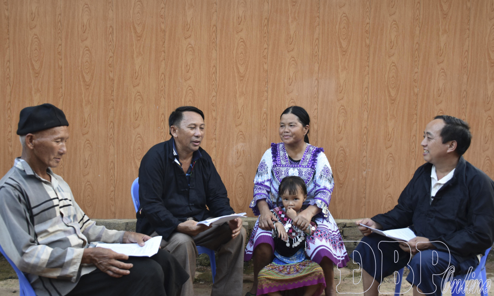 Mỗi đảng vi&ecirc;n l&agrave; một tấm gương s&aacute;ng