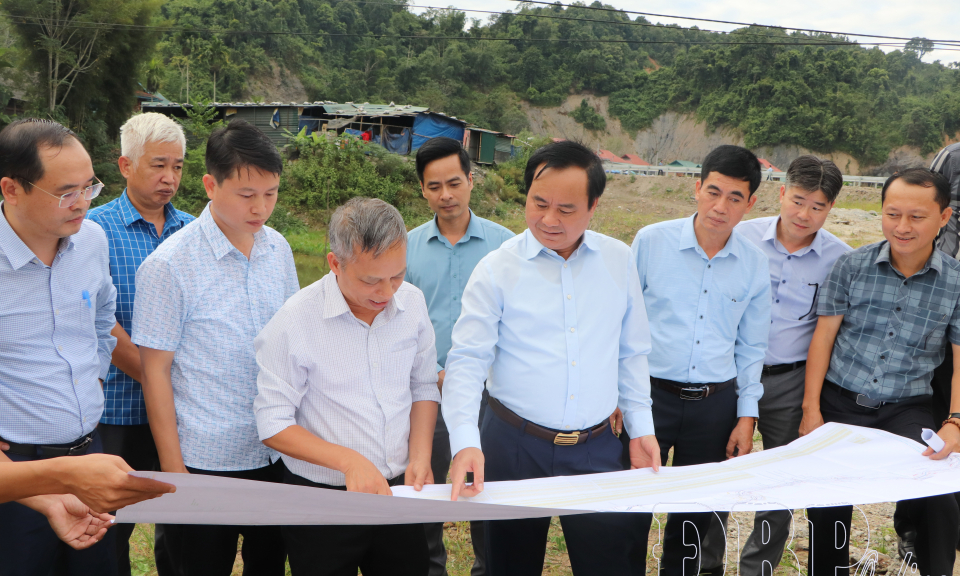 Đo&agrave;n c&ocirc;ng t&aacute;c Bộ N&ocirc;ng nghiệp v&agrave; M&ocirc;i trường kiểm tra thực địa dự &aacute;n tại x&atilde; Mường Pồn