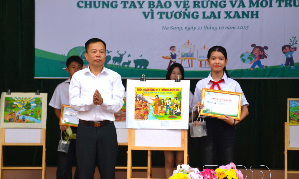 Trao 12 giải cuộc thi vẽ tranh &ldquo;Chung tay bảo vệ rừng v&agrave; m&ocirc;i trường v&igrave; tương lai xanh&rdquo; tại x&atilde; Na Sang