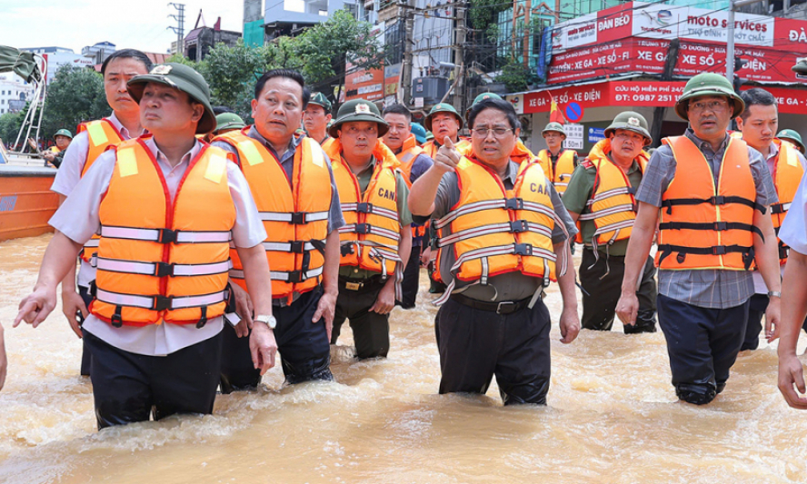 Thủ tướng thị s&aacute;t t&igrave;nh h&igrave;nh, thăm hỏi người d&acirc;n Th&aacute;i Nguy&ecirc;n bị ảnh hưởng b&atilde;o số 11