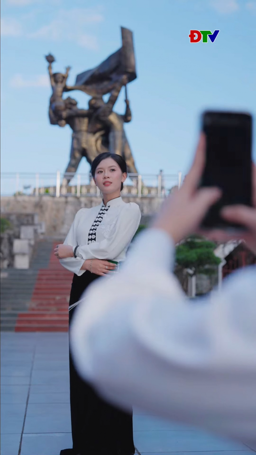 G&oacute;c check-in đẹp tại Tượng đ&agrave;i Chiến thắng Điện Bi&ecirc;n Phủ