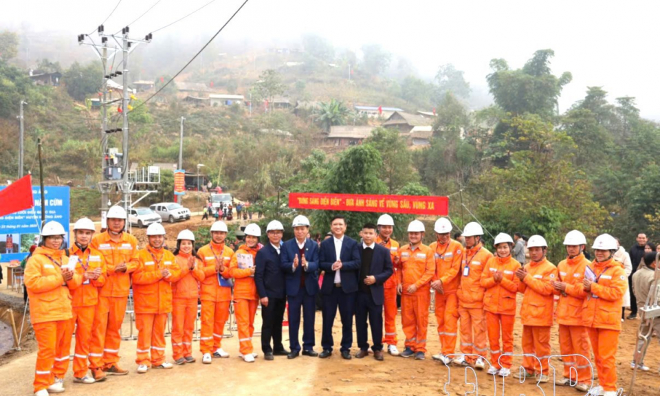 M&agrave;u &aacute;o cam đưa điện về bản 