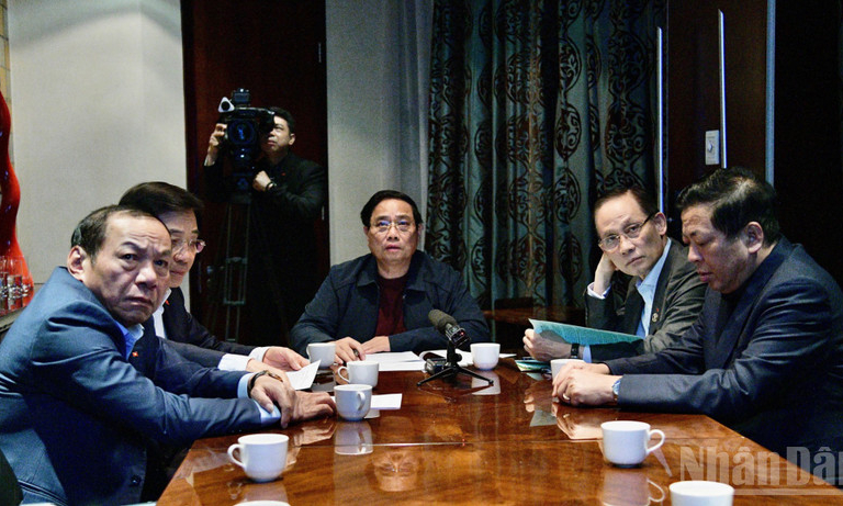 Thủ tướng Phạm Minh Ch&iacute;nh chủ tr&igrave; cuộc họp khẩn trực tuyến từ Nam Phi về ứng ph&oacute; mưa lũ, thi&ecirc;n tai