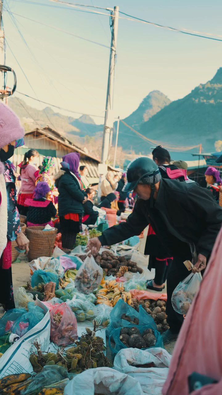 Mua g&igrave; ở chợ phi&ecirc;n Tả S&igrave;n Th&agrave;ng?