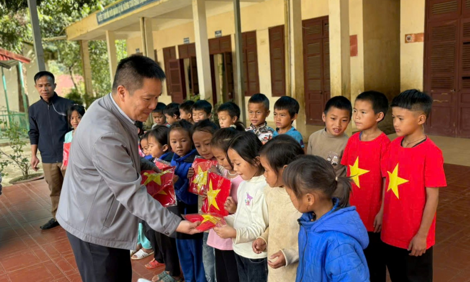 Trao 300 chăn ấm v&agrave; hơn 450 &aacute;o cờ đỏ sao v&agrave;ng cho Trường PTDTBT Tiểu học Mường Tỉnh