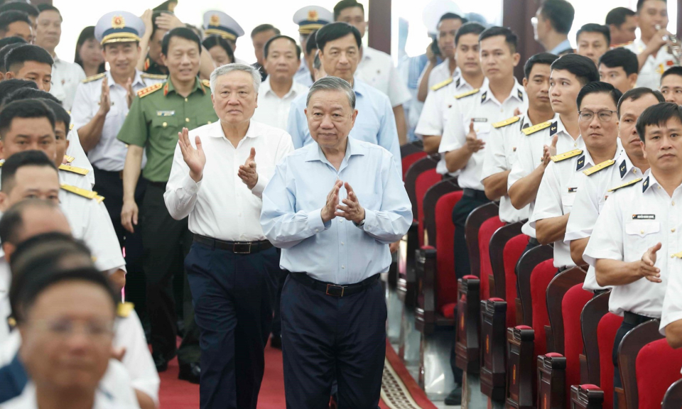 Giữ vững thế chủ động, bảo vệ vững chắc chủ quyền biển, đảo t&acirc;y nam của Tổ quốc.