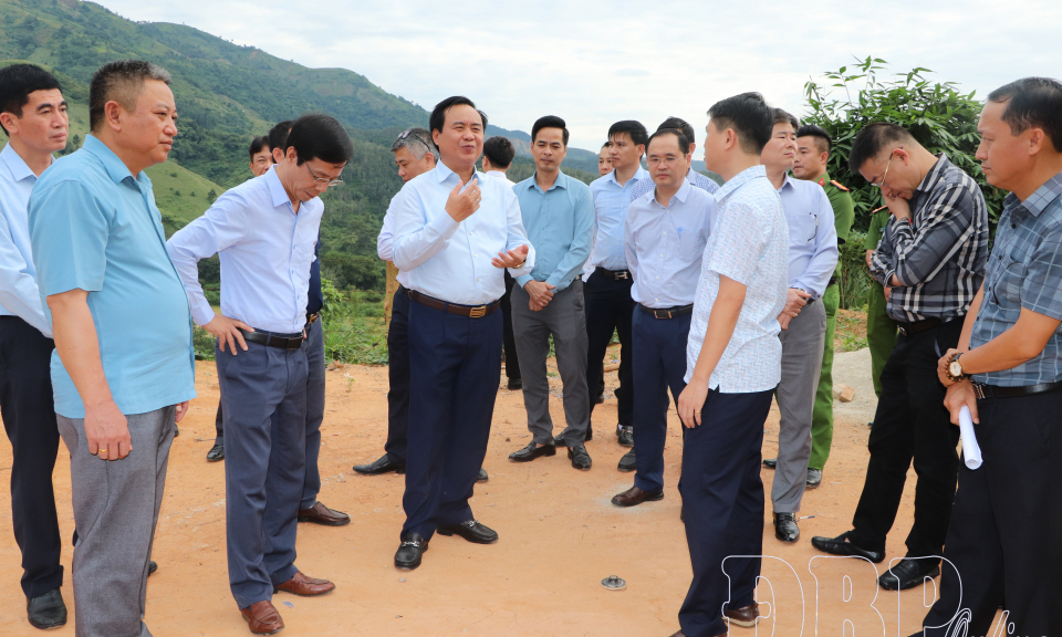 Đo&agrave;n c&ocirc;ng t&aacute;c Bộ N&ocirc;ng nghiệp v&agrave; M&ocirc;i trường kiểm tra thực địa dự &aacute;n tại x&atilde; Mường Pồn