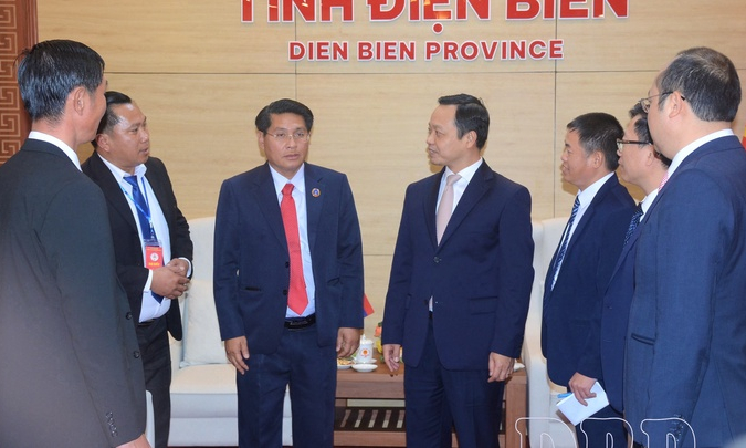 Comrade Trần Tiến Dũng welcomes int&rsquo;l delegations joining c&ograve;n throwing festival