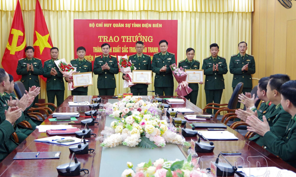 Khen thưởng trong đấu tranh chống tội phạm ma t&uacute;y