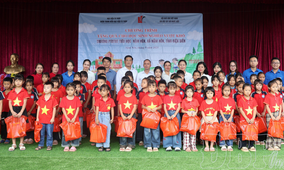 Nhiều phần qu&agrave; tặng học sinh x&atilde; Nậm N&egrave;n