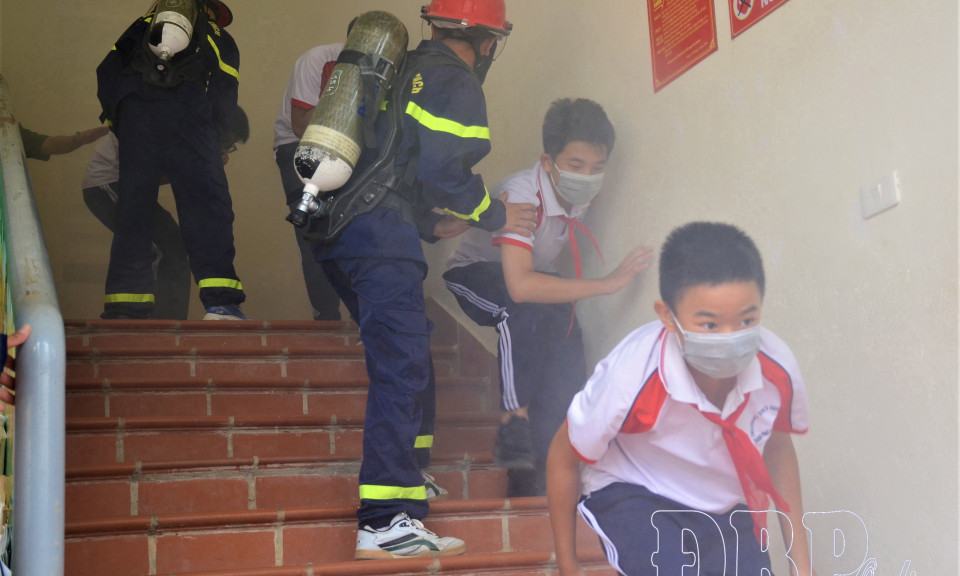 Hơn 1.400 người trải nghiệm chữa ch&aacute;y v&agrave; cứu nạn, cứu hộ