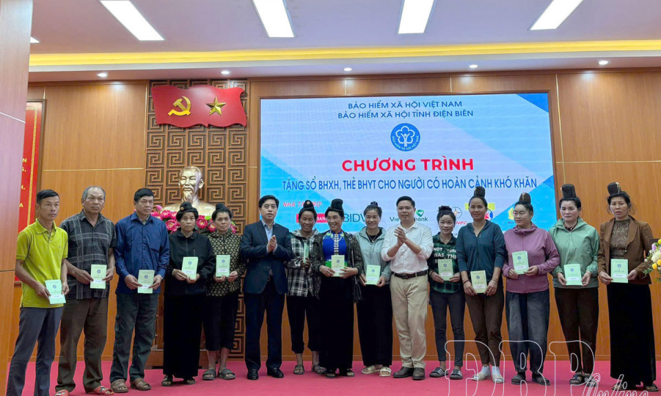 Trao tặng 46 sổ BHXH cho người d&acirc;n x&atilde; Mường Phăng