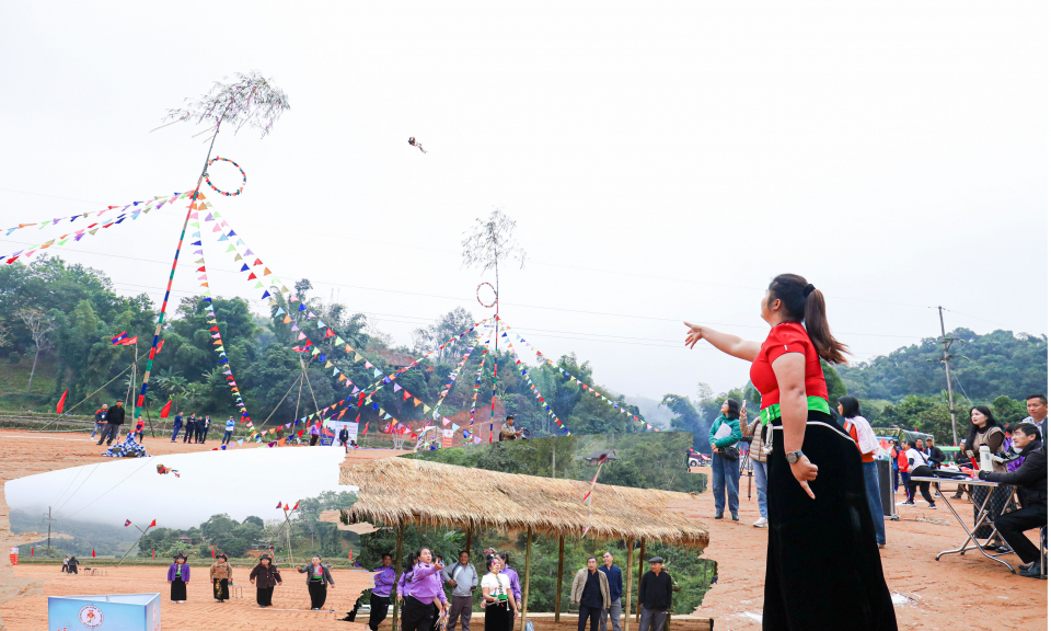 Đa dạng sắc m&agrave;u văn h&oacute;a c&aacute;c d&acirc;n tộc v&ugrave;ng bi&ecirc;n