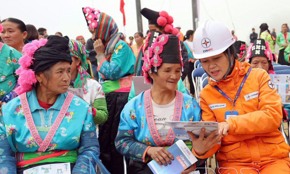 Vượt kh&oacute; đưa điện về v&ugrave;ng cao