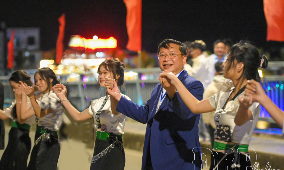 Vũ điệu đo&agrave;n kết b&ecirc;n d&ograve;ng Đ&agrave; giang