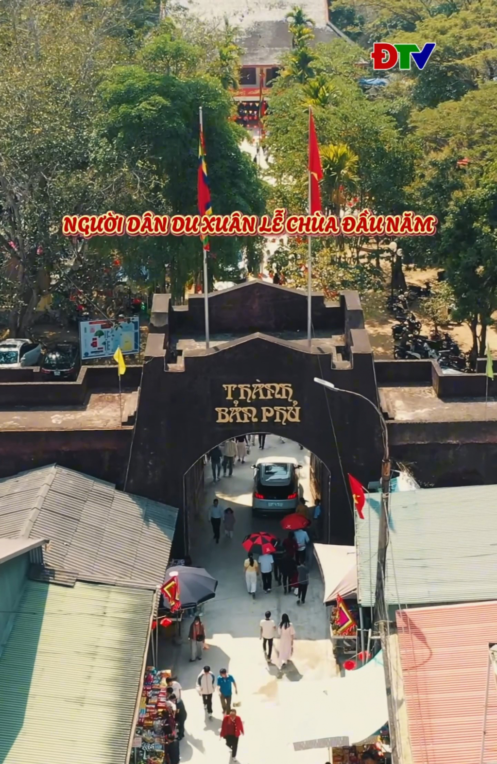 Người d&acirc;n du xu&acirc;n lễ ch&ugrave;a đầu năm