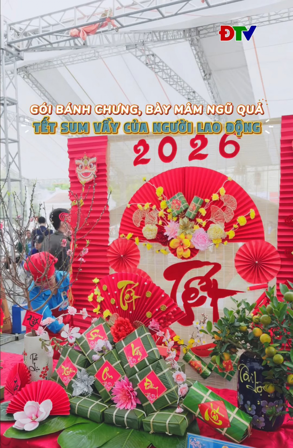 G&oacute;i b&aacute;nh chưng, b&agrave;y m&acirc;m ngũ quả &ndash; Tết sum vầy của người lao động