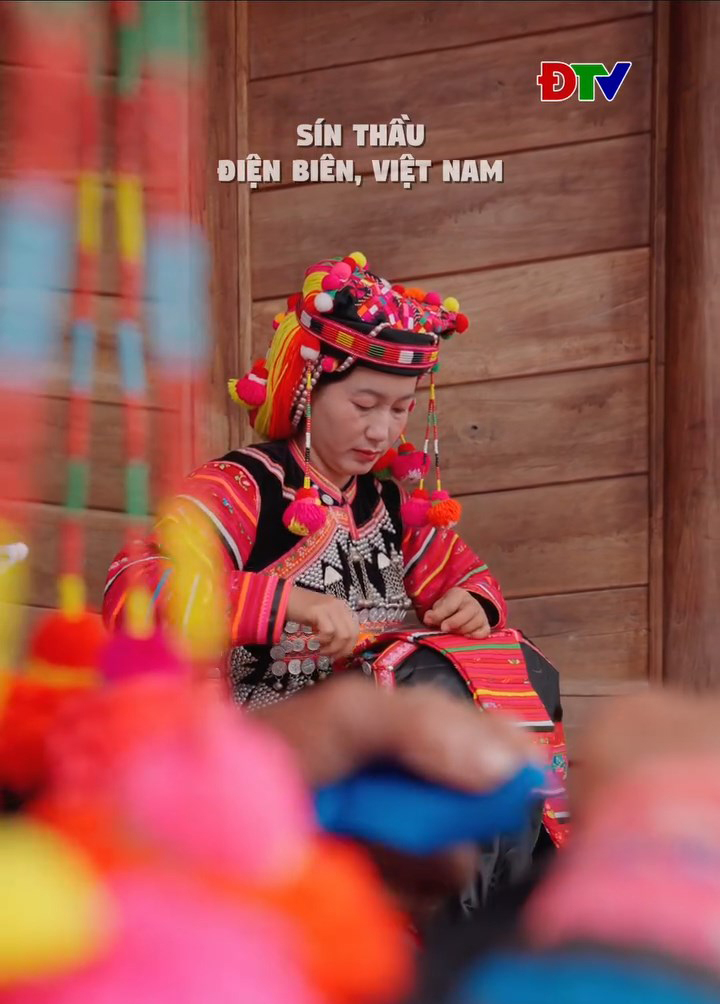 Sắc m&agrave;u trang phục H&agrave; Nh&igrave;