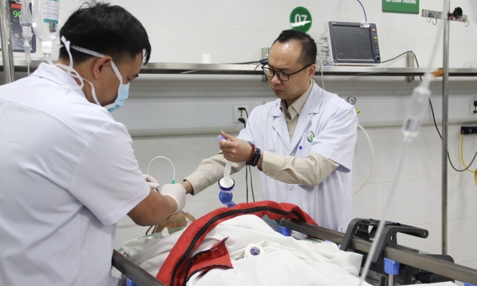 Bộ Y tế kiểm tra đột xuất việc trực cấp cứu, kh&aacute;m, chữa bệnh dịp Tết