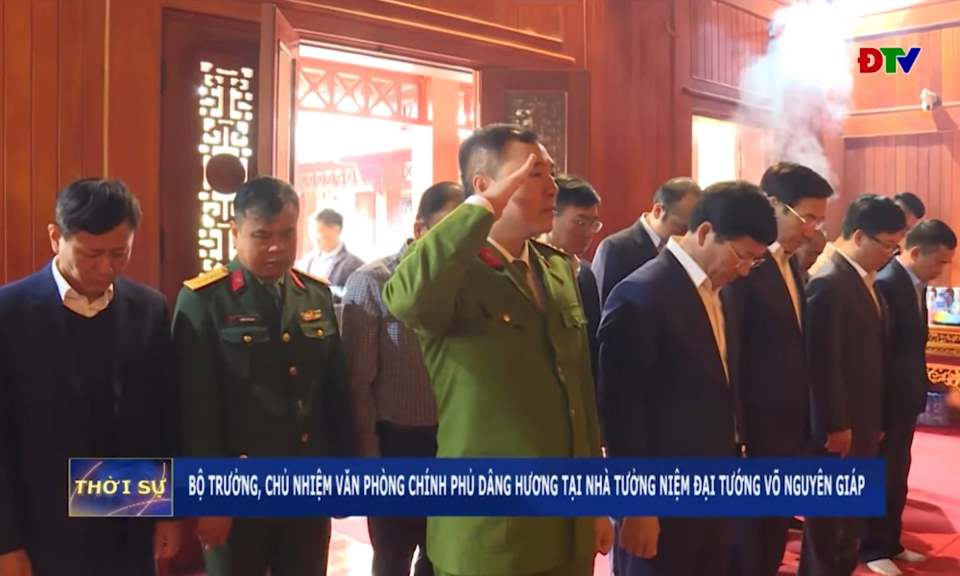 Bộ trưởng, Chủ nhiệm Văn ph&ograve;ng Ch&iacute;nh phủ d&acirc;ng hương tại Nh&agrave; tưởng niệm Đại tướng V&otilde; Nguy&ecirc;n Gi&aacute;p