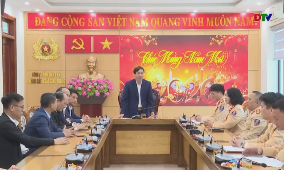 Chủ tịch UBND tỉnh L&ecirc; Văn Lương thăm, ch&uacute;c Tết Bệnh viện Đa khoa tỉnh v&agrave; Ph&ograve;ng Cảnh s&aacute;t giao th&ocirc;ng