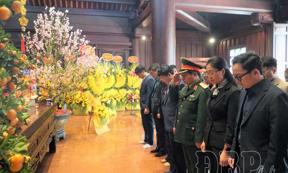 Ủy ban MTTQ Việt Nam tỉnh d&acirc;ng hương tưởng niệm Chủ tịch Hồ Ch&iacute; Minh