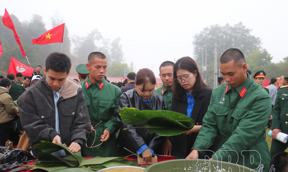 S&ocirc;i nổi thi g&oacute;i b&aacute;nh chưng tại Trung đo&agrave;n 82