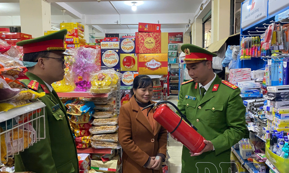 Kiểm tra PCCC c&aacute;c kho h&agrave;ng, chợ, si&ecirc;u thị v&agrave; cơ sở kinh doanh tại phường Mường Lay
