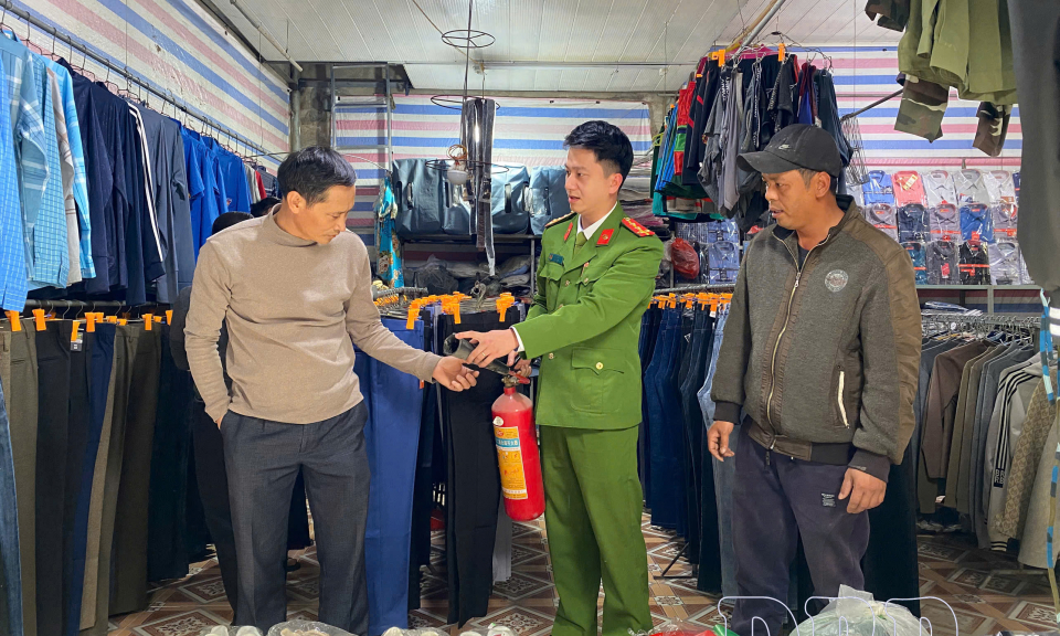 Kiểm tra, tuy&ecirc;n truyền ph&ograve;ng ch&aacute;y chữa ch&aacute;y tại chợ Bản Phủ, x&atilde; Thanh An