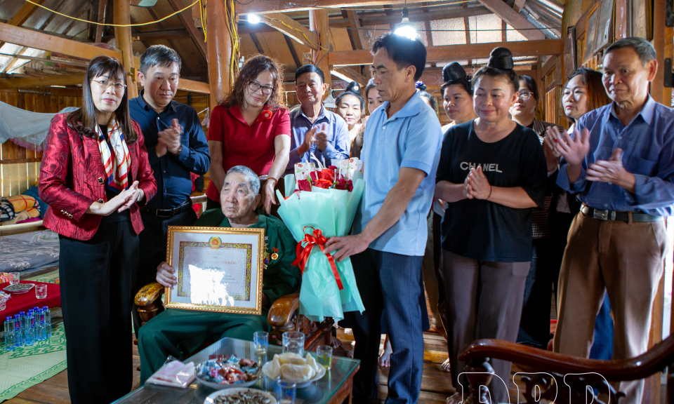 Đảng ủy x&atilde; Sam Mứn v&agrave; x&atilde; Mường Ảng trao tặng Huy hiệu Đảng đợt 3/2