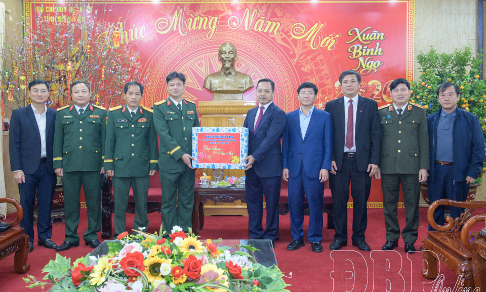 B&iacute; thư Tỉnh ủy Trần Tiến Dũng thăm, ch&uacute;c tết c&aacute;n bộ, chiến sĩ Bộ Chỉ huy Qu&acirc;n sự tỉnh