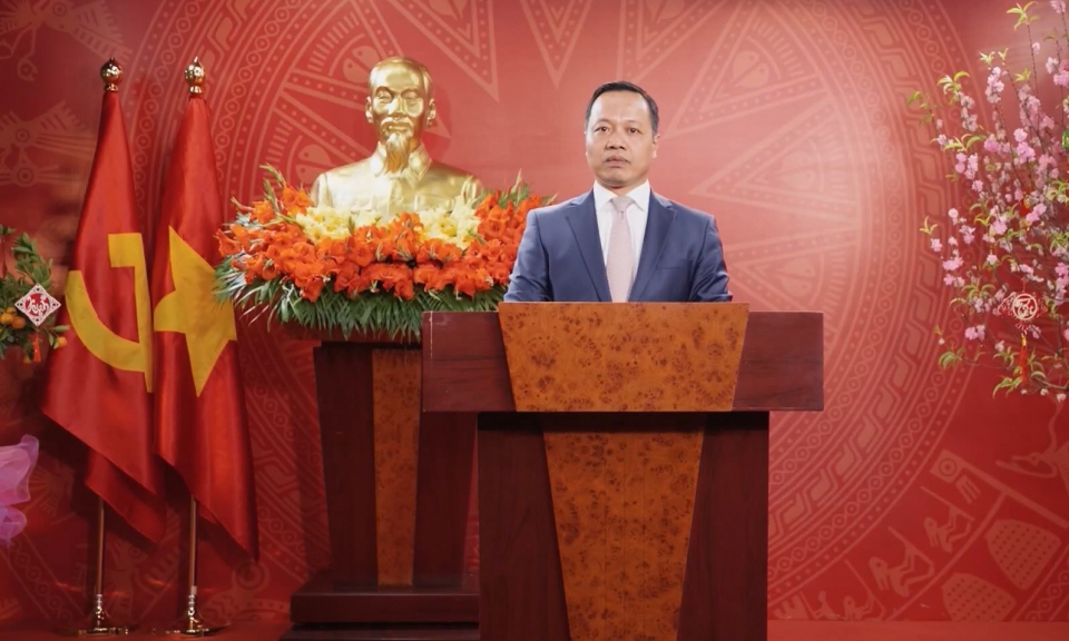 B&iacute; thư Tỉnh ủy Trần Tiến Dũng ch&uacute;c Tết đồng b&agrave;o, đồng ch&iacute;, chiến sĩ lực lượng vũ trang