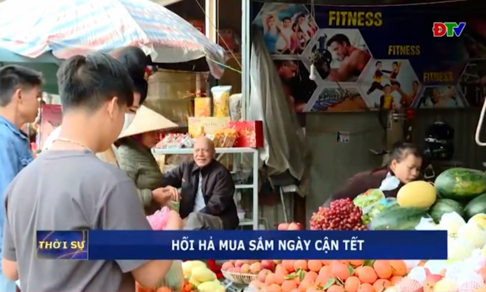 Hối hả mua sắm ng&agrave;y cận Tết