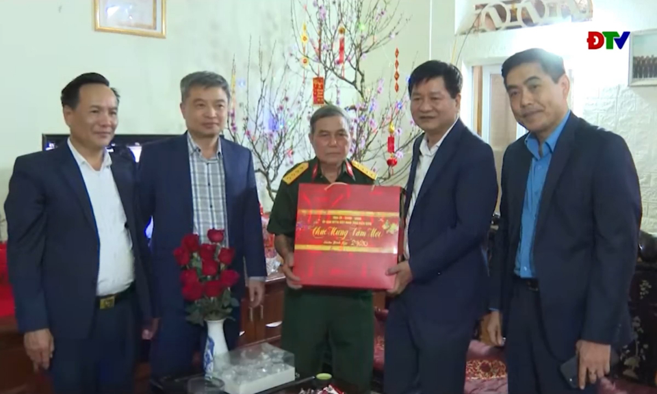 Ph&oacute; B&iacute; thư Thường trực Tỉnh ủy L&ecirc; Th&agrave;nh Đ&ocirc; ch&uacute;c Tết gia đ&igrave;nh ch&iacute;nh s&aacute;ch