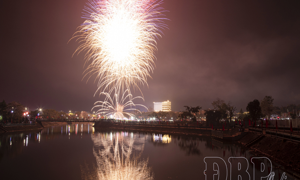 Rộn r&agrave;ng thời khắc chuyển giao năm mới