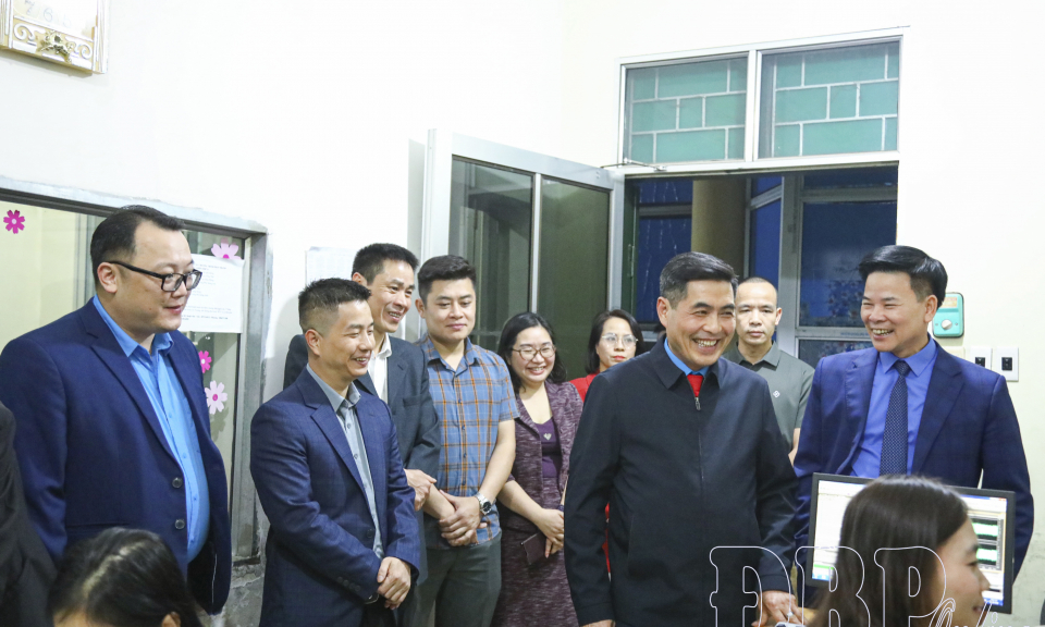 L&atilde;nh đạo LĐLĐ tỉnh thăm, tặng qu&agrave; đo&agrave;n vi&ecirc;n, người lao động l&agrave;m việc xuy&ecirc;n Tết