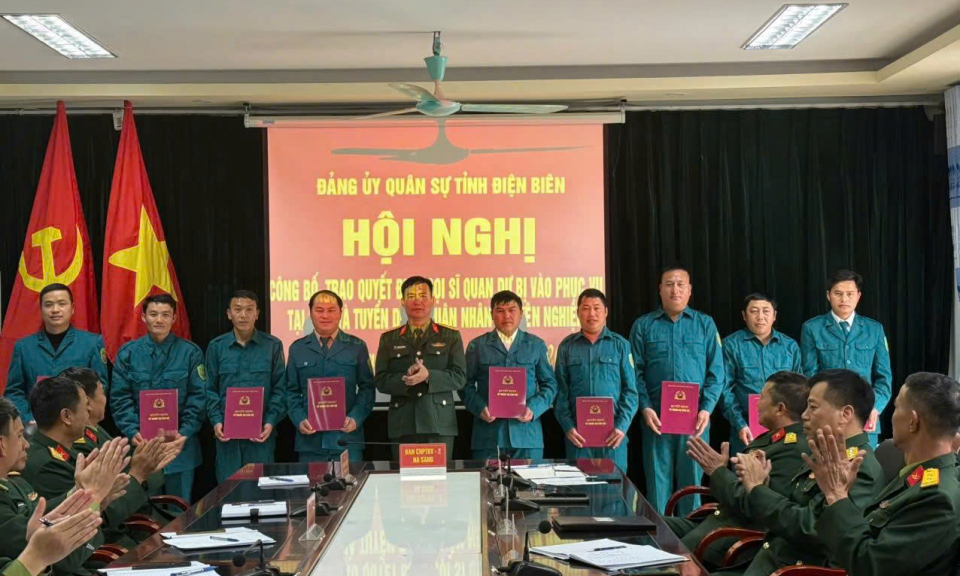 C&ocirc;ng bố, trao quyết định tuyển dụng sĩ quan, qu&acirc;n nh&acirc;n chuy&ecirc;n nghiệp