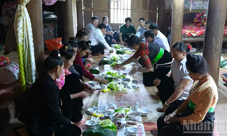 Tục mang dao đi ch&uacute;c Tết của người Th&aacute;i ở T&acirc;y Bắc