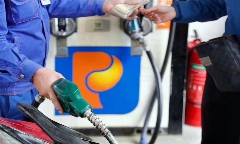 Gi&aacute; xăng giảm trong phi&ecirc;n điều chỉnh đầu năm mới, RON95-III c&oacute; gi&aacute; 19.152 đồng mỗi l&iacute;t