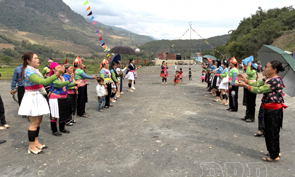 Người v&ugrave;ng cao vui xu&acirc;n, đ&oacute;n tết