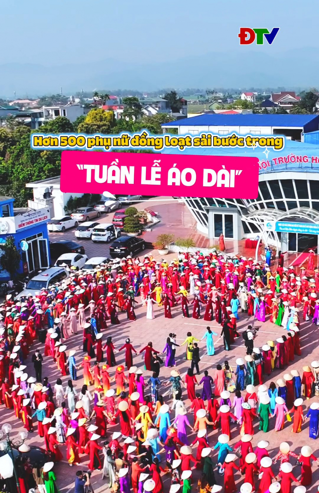 Hơn 500 phụ nữ đồng loạt sải bước trong &ldquo;Tuần lễ &Aacute;o d&agrave;i&rdquo;